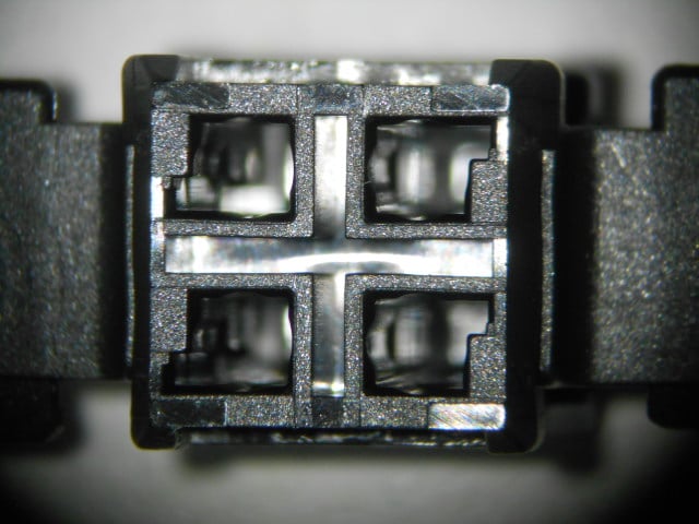 Conector plástico produzido após a limpeza do molde de injeção, com acabamento limpo e sem resíduos.