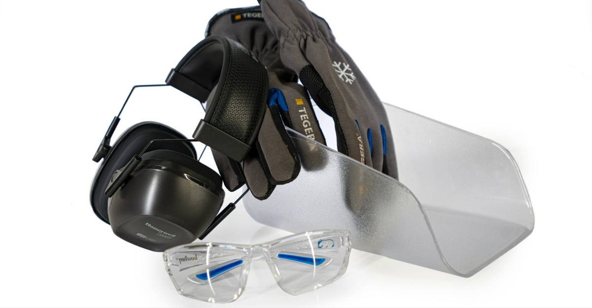 Equipamento de proteção individual para limpeza com gelo seco: luvas térmicas, óculos de segurança, viseira e tampões para os ouvidos