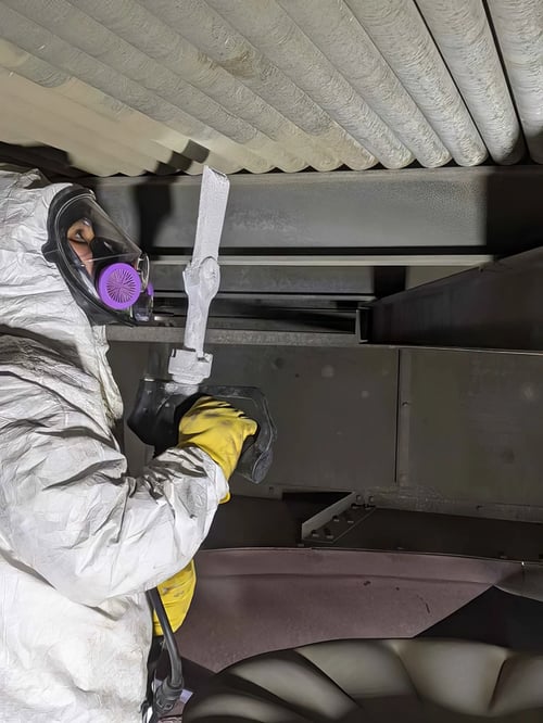 Técnico a limpar as aletas de um permutador de calor com limpeza criogénica com gelo seco
