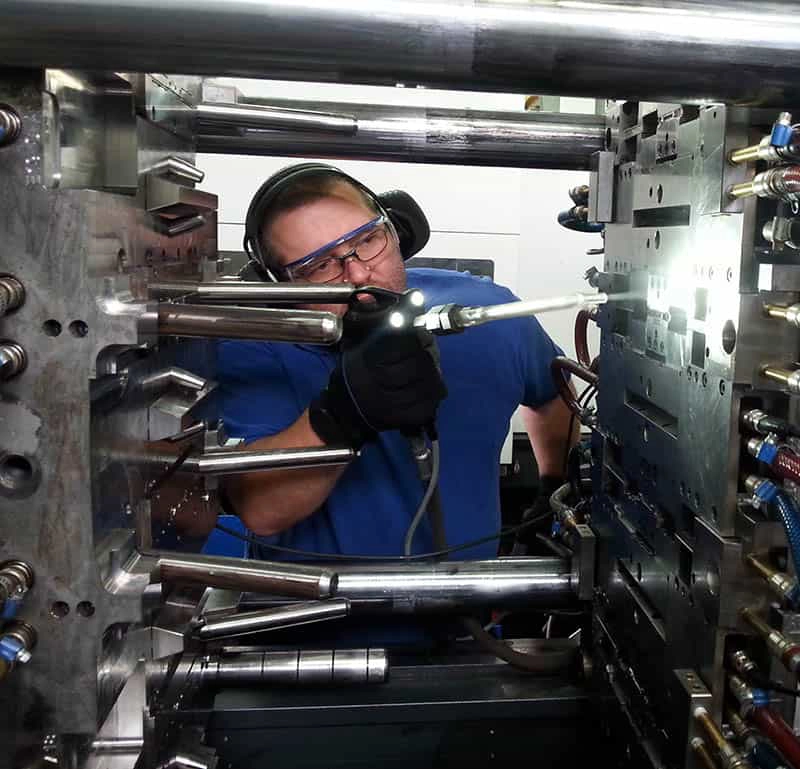 limpeza de moldes de injeção na indústria automóvel com gelo seco
