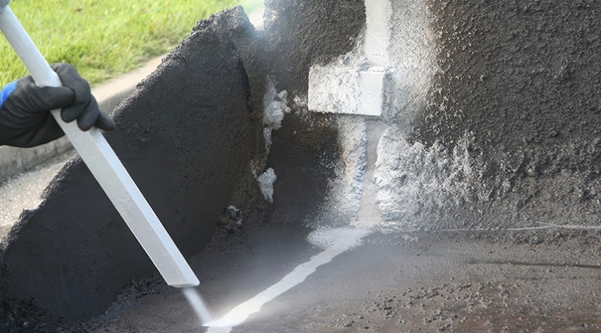Técnico a remover acumulações de carbono e óleo com um sistema de limpeza com gelo seco