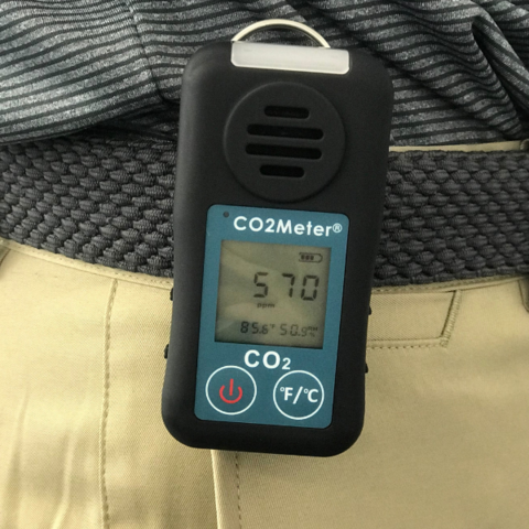 Dispositivo portátil de monitorização de CO2 preso ao cinto de um operador