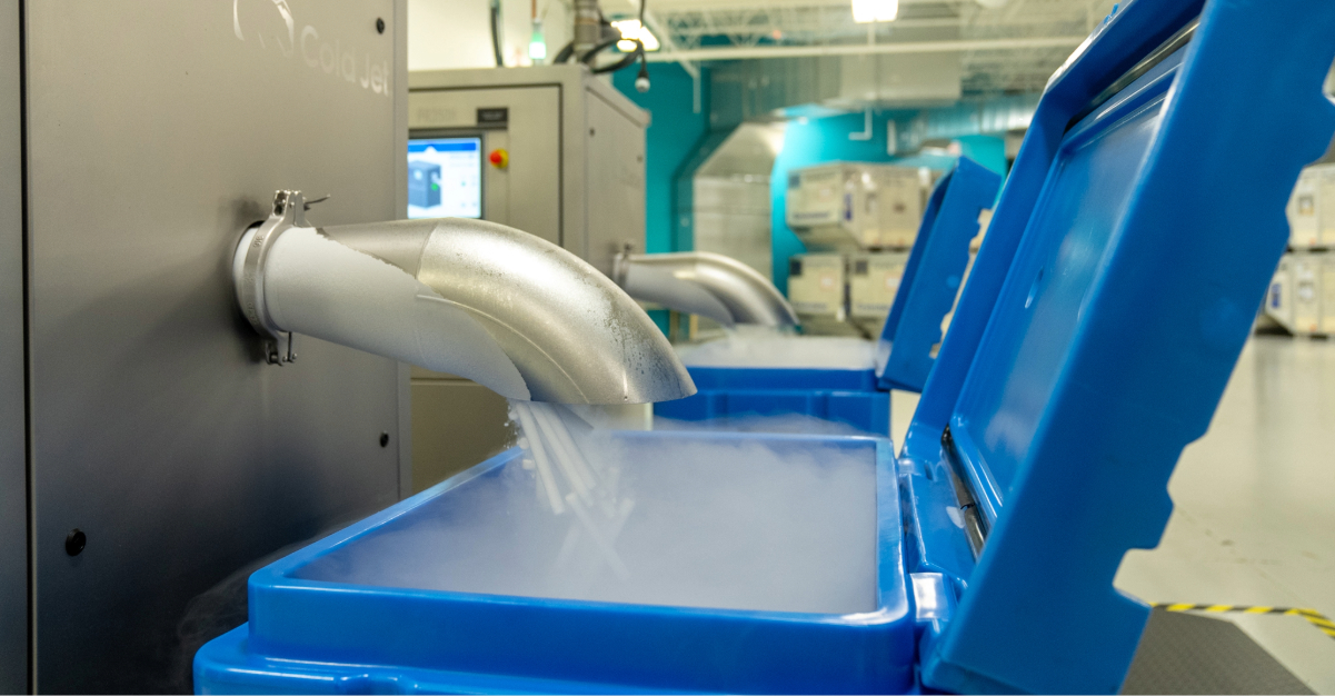 Produção industrial de gelo seco com contentores azuis numa instalação Cold Jet