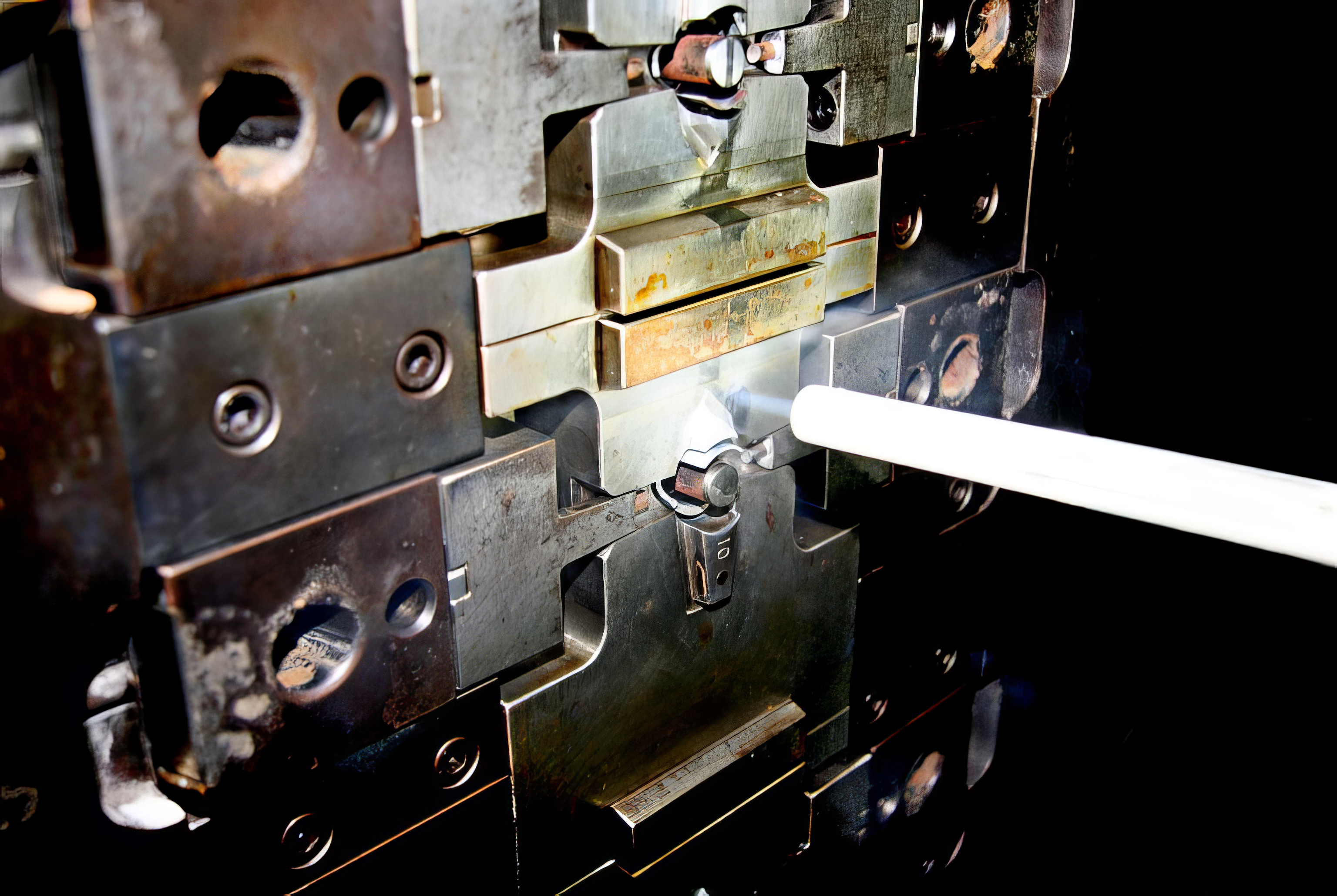 Processo de limpeza com gelo seco em moldes de plástico para injeção